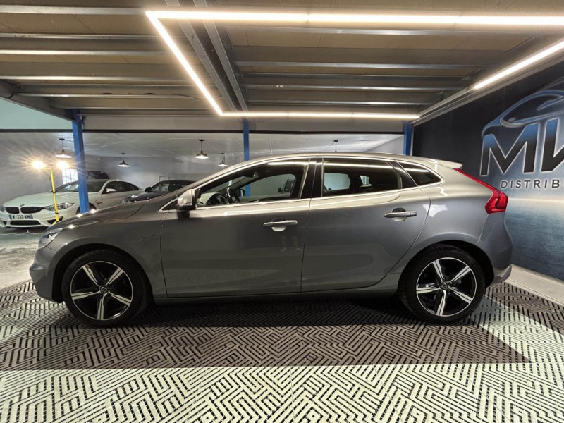 Photo 2 de l'offre de VOLVO V40 D2  2.0  120  R-DESIGN  BVM à 15490€ chez MKP Distribution