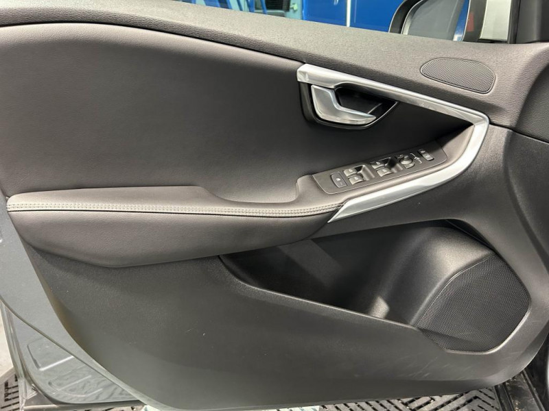 Photo 26 de l'offre de VOLVO V40 D2  2.0  120  R-DESIGN  BVM à 15490€ chez MKP Distribution