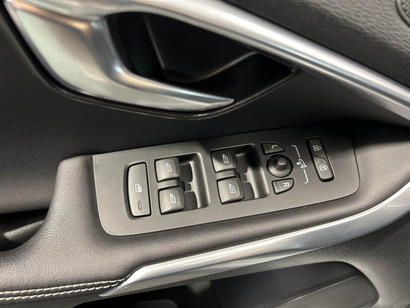 Photo 27 de l'offre de VOLVO V40 D2  2.0  120  R-DESIGN  BVM à 15490€ chez MKP Distribution
