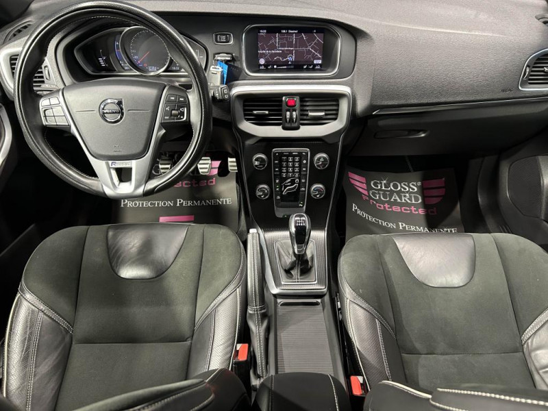 Photo 10 de l'offre de VOLVO V40 D2  2.0  120  R-DESIGN  BVM à 15490€ chez MKP Distribution