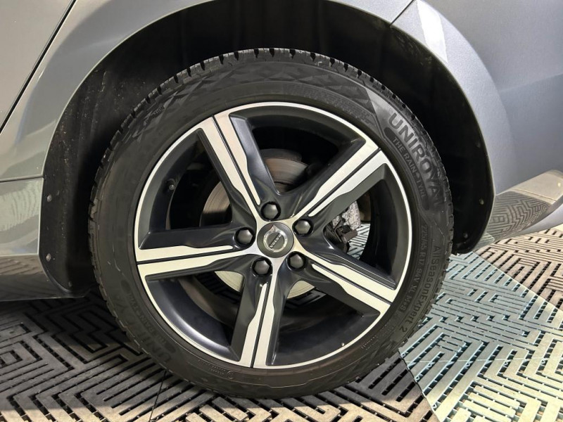 Photo 42 de l'offre de VOLVO V40 D2  2.0  120  R-DESIGN  BVM à 15490€ chez MKP Distribution