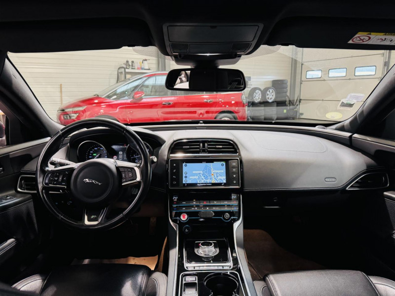 Photo 3 de l'offre de JAGUAR XE  2.0 D 180 BVA R-Sport à 16490€ chez Occasions Champenoises