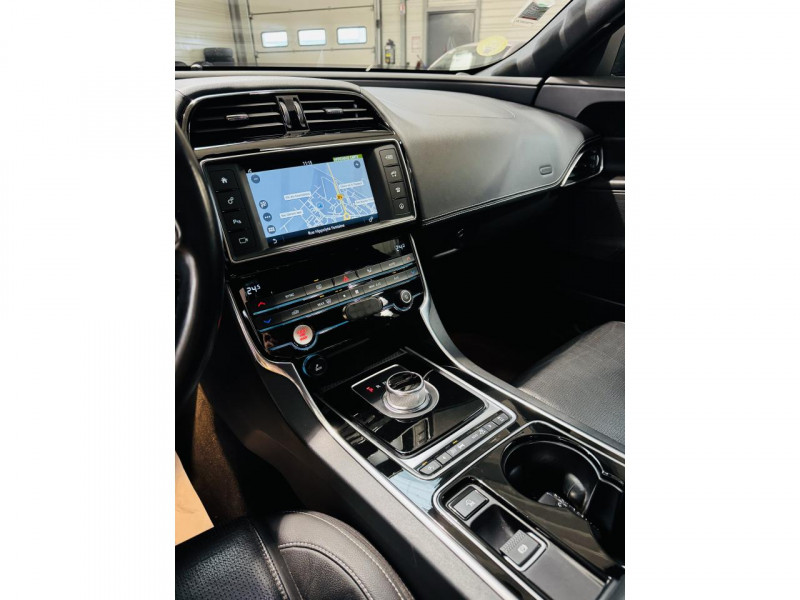 Photo 5 de l'offre de JAGUAR XE  2.0 D 180 BVA R-Sport à 16490€ chez Occasions Champenoises