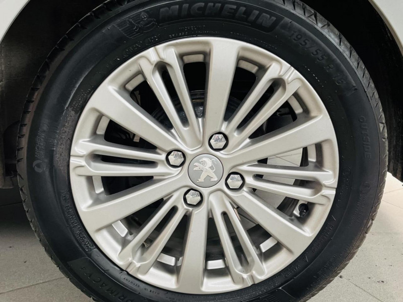Photo 18 de l'offre de PEUGEOT 208  1.6 BlueHDi 75ch BVM5 Style à 9990€ chez Occasions Champenoises