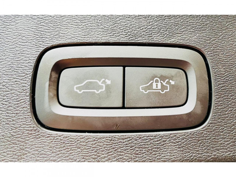 Photo 17 de l'offre de VOLVO V60  T8 Twin Engine 303 ch + 87 ch Geartronic 8 R-Design à 30990€ chez Occasions Champenoises