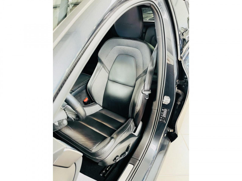 Photo 11 de l'offre de VOLVO V60  T8 Twin Engine 303 ch + 87 ch Geartronic 8 R-Design à 30990€ chez Occasions Champenoises