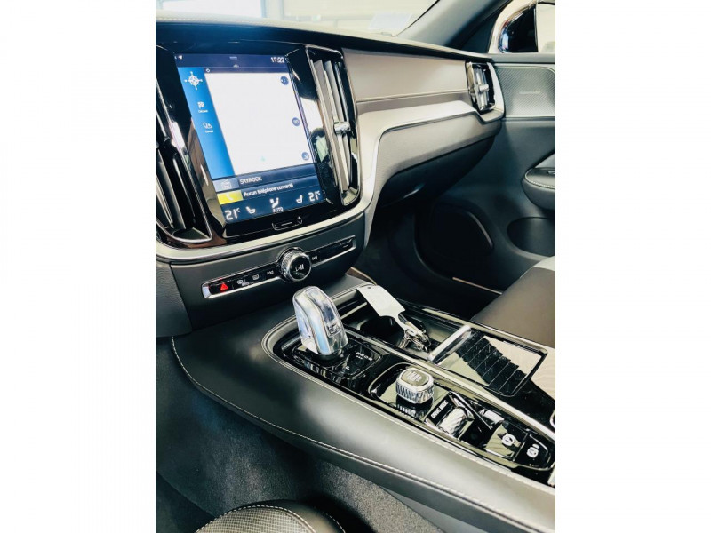 Photo 6 de l'offre de VOLVO V60  T8 Twin Engine 303 ch + 87 ch Geartronic 8 R-Design à 30990€ chez Occasions Champenoises