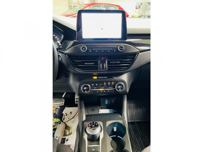 Photo 6 de l'offre de FORD FOCUS 1.5 EcoBoost 182 S&S BVA8 ST Line à 18990€ chez Occasions Champenoises