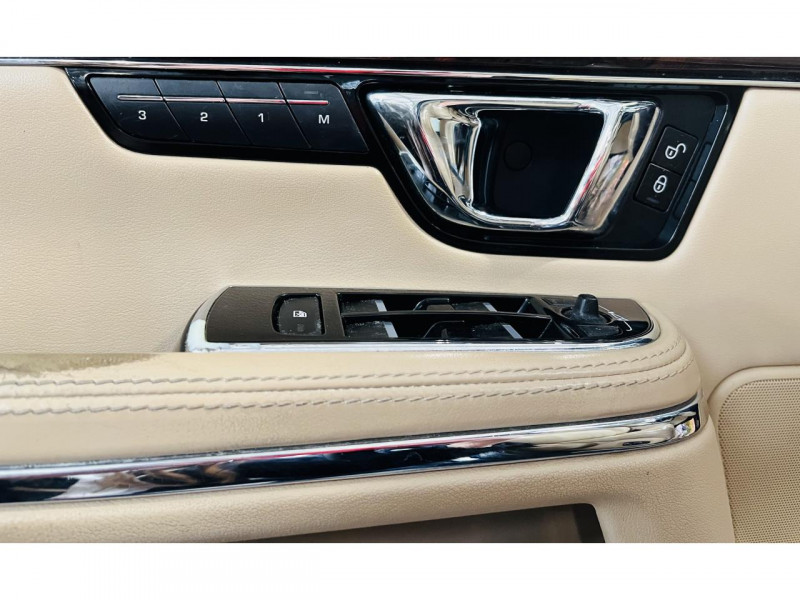Photo 13 de l'offre de JAGUAR XJ V6 3.0 275 Portfolio BVA 8 à 24990€ chez Occasions Champenoises
