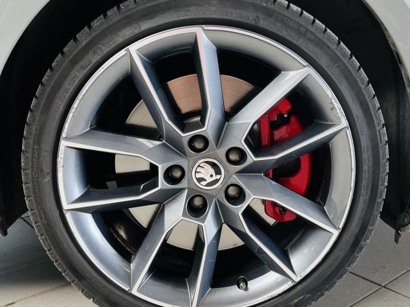 Photo 25 de l'offre de SKODA OCTAVIA COMBI 2.0 TSI 245 ch DSG7 RS à 22990€ chez Occasions Champenoises