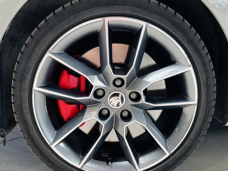Photo 22 de l'offre de SKODA OCTAVIA COMBI 2.0 TSI 245 ch DSG7 RS à 22990€ chez Occasions Champenoises