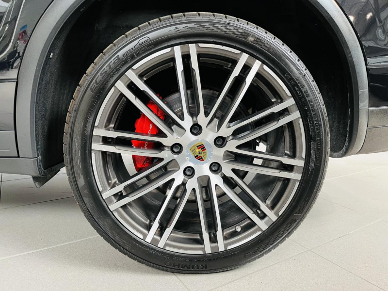 Photo 27 de l'offre de PORSCHE CAYENNE 4.8 V8 520 ch Turbo Tiptronic à 42990€ chez Occasions Champenoises