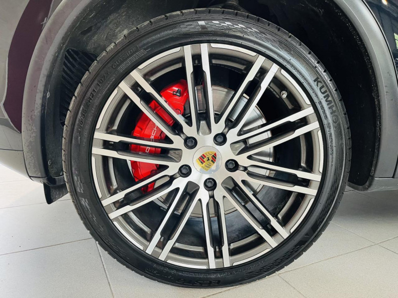 Photo 26 de l'offre de PORSCHE CAYENNE 4.8 V8 520 ch Turbo Tiptronic à 42990€ chez Occasions Champenoises