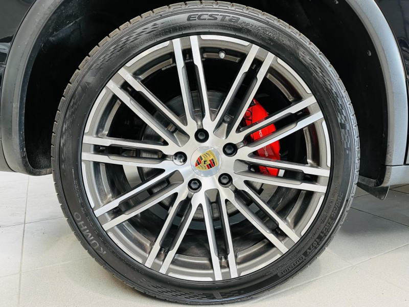 Photo 28 de l'offre de PORSCHE CAYENNE 4.8 V8 520 ch Turbo Tiptronic à 42990€ chez Occasions Champenoises