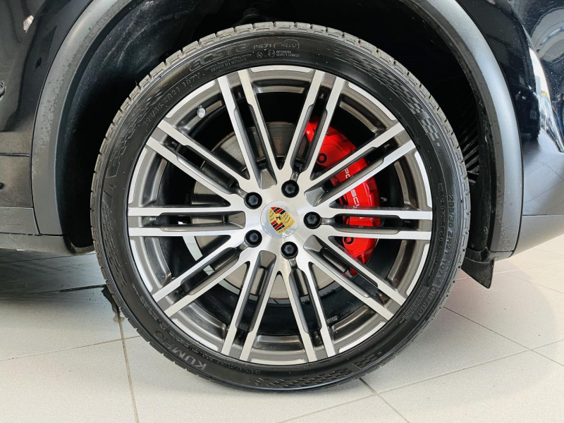 Photo 29 de l'offre de PORSCHE CAYENNE 4.8 V8 520 ch Turbo Tiptronic à 42990€ chez Occasions Champenoises
