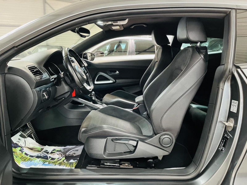 Photo 9 de l'offre de VOLKSWAGEN SCIROCCO 2.0 16V TDI FAP BlueMotion - 184 - BV DSG 6  Black Session à 14990€ chez Occasions Champenoises