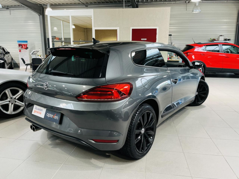 Photo 16 de l'offre de VOLKSWAGEN SCIROCCO 2.0 16V TDI FAP BlueMotion - 184 - BV DSG 6  Black Session à 14990€ chez Occasions Champenoises