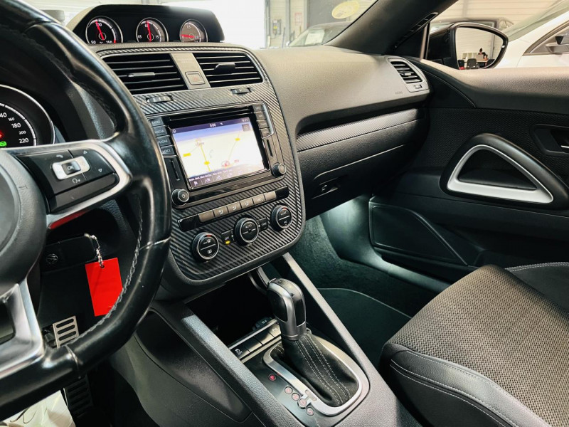 Photo 5 de l'offre de VOLKSWAGEN SCIROCCO 2.0 16V TDI FAP BlueMotion - 184 - BV DSG 6  Black Session à 14990€ chez Occasions Champenoises