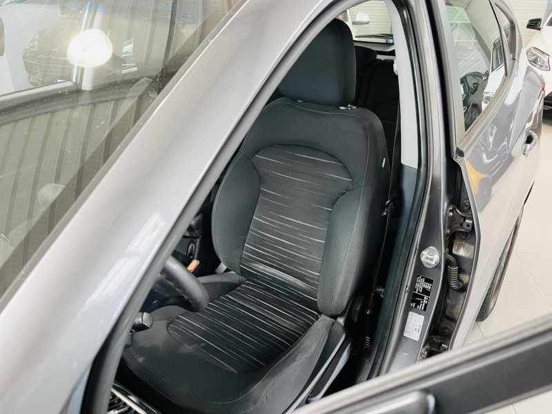 Photo 7 Hyundai ix35  1.6 GDi 135 2WD Blue Drive Pack Inventive ESSENCE Gris métallisé en vente chez Occasions Champenoises Photo 7 de l'offre de HYUNDAI ix35  1.6 GDi 135 2WD Blue Drive Pack Inventive à 11990€ chez Occasions Champenoises