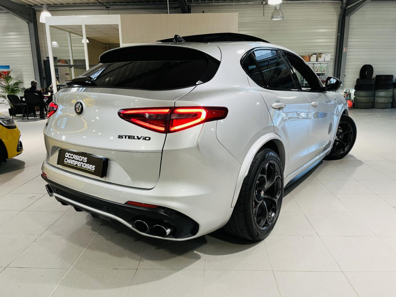 Photo 24 Alfa Romeo STELVIO 2.9 V6 510ch AT8 Quadrifoglio ESSENCE COLORE ESTERNO (St?íbrná Silverstone) en vente chez Occasions Champenoises Photo 24 de l'offre de ALFA ROMEO STELVIO 2.9 V6 510ch AT8 Quadrifoglio à 52990€ chez Occasions Champenoises