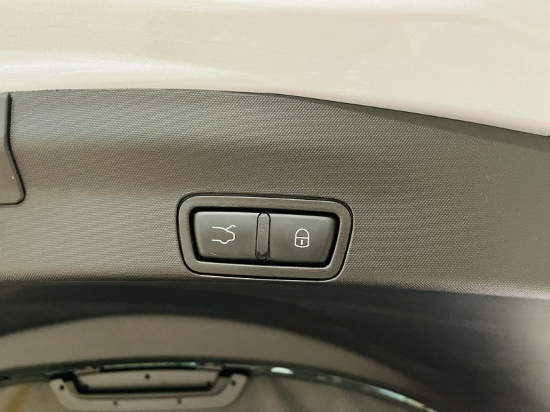 Photo 17 Alfa Romeo STELVIO 2.9 V6 510ch AT8 Quadrifoglio ESSENCE COLORE ESTERNO (St?íbrná Silverstone) en vente chez Occasions Champenoises Photo 17 de l'offre de ALFA ROMEO STELVIO 2.9 V6 510ch AT8 Quadrifoglio à 52990€ chez Occasions Champenoises