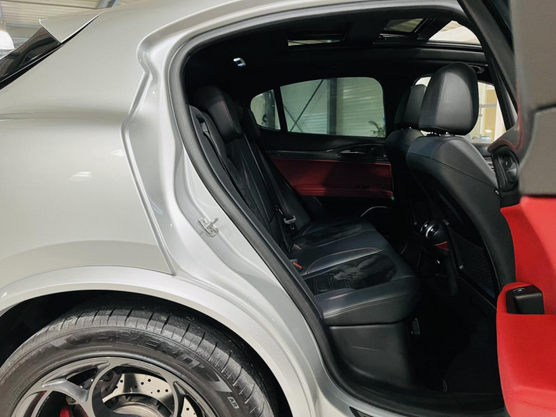 Photo 18 Alfa Romeo STELVIO 2.9 V6 510ch AT8 Quadrifoglio ESSENCE COLORE ESTERNO (St?íbrná Silverstone) en vente chez Occasions Champenoises Photo 18 de l'offre de ALFA ROMEO STELVIO 2.9 V6 510ch AT8 Quadrifoglio à 52990€ chez Occasions Champenoises