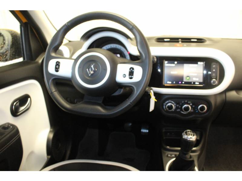 Photo 7 Renault Twingo III TCe 95 Intens essence jaune en vente chez Francepronet Car Center Photo 7 de l'offre de RENAULT Twingo III TCe 95 Intens à 11490€ chez Francepronet Car Center