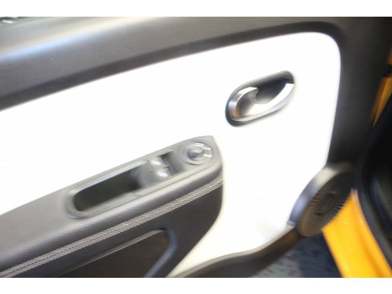Photo 14 Renault Twingo III TCe 95 Intens essence jaune en vente chez Francepronet Car Center Photo 14 de l'offre de RENAULT Twingo III TCe 95 Intens à 11490€ chez Francepronet Car Center
