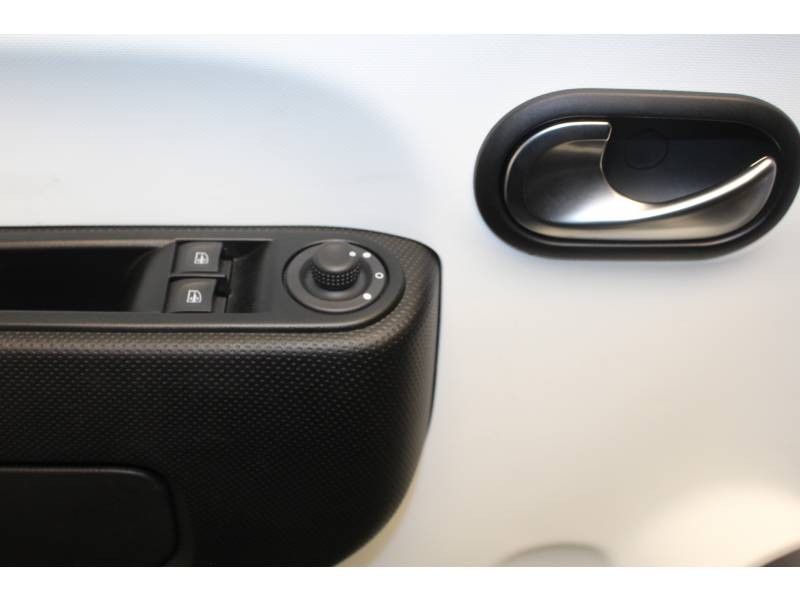 Photo 11 Renault Twingo III SCe 75 - 20 Zen essence blanc en vente chez Francepronet Car Center Photo 11 de l'offre de RENAULT Twingo III SCe 75 - 20 Zen à 9990€ chez Francepronet Car Center