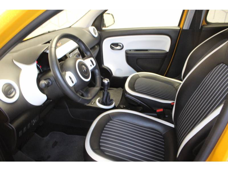 Photo 6 Renault Twingo III TCe 95 Intens essence jaune en vente chez Francepronet Car Center Photo 6 de l'offre de RENAULT Twingo III TCe 95 Intens à 11490€ chez Francepronet Car Center