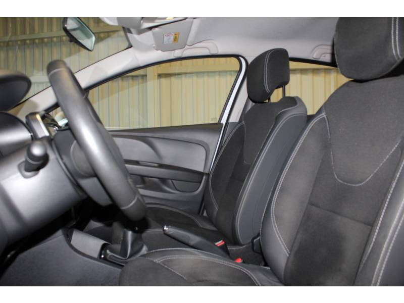 Photo 7 Renault Clio IV BUSINESS dCi 75 Energy diesel blanc en vente chez Francepronet Car Center Photo 7 de l'offre de RENAULT Clio IV BUSINESS dCi 75 Energy à 10490€ chez Francepronet Car Center