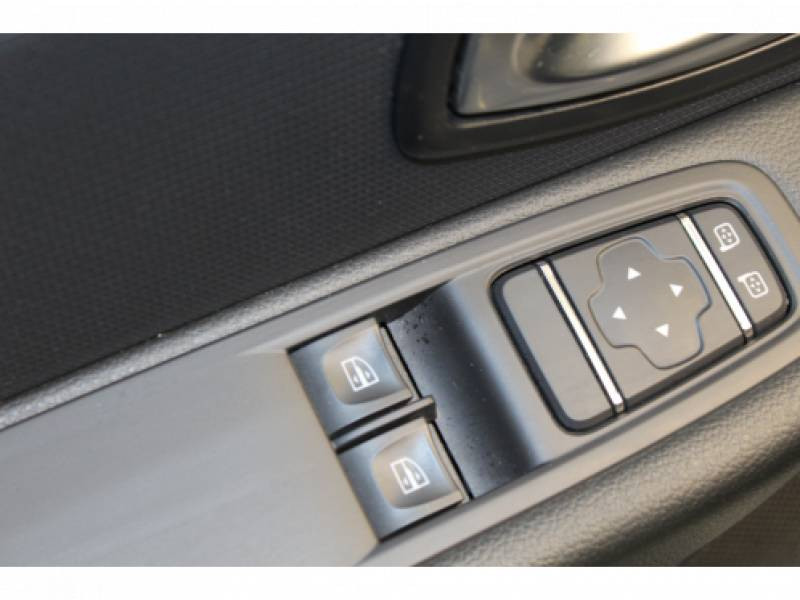 Photo 11 Renault Clio IV dCi 75 Energy Zen diesel blanc en vente chez Francepronet Car Center Photo 11 de l'offre de RENAULT Clio IV dCi 75 Energy Zen à 10990€ chez Francepronet Car Center