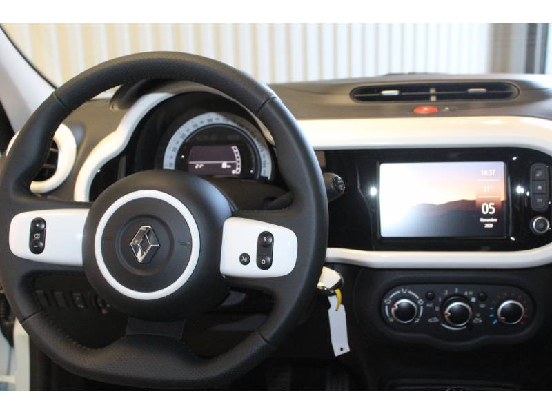 Photo 7 Renault Twingo III TCe 95 Intens essence bleu en vente chez Francepronet Car Center Photo 7 de l'offre de RENAULT Twingo III TCe 95 Intens à 12490€ chez Francepronet Car Center