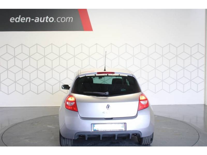Photo 4 Renault Clio III 2.0 16V 200 Renault Sport essence gris en vente chez Francepronet Car Center Photo 4 de l'offre de RENAULT Clio III 2.0 16V 200 Renault Sport à 9990€ chez Francepronet Car Center