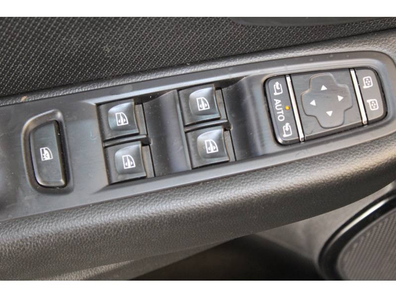 Photo 9 Renault Clio IV TCe 90 E6C Intens essence gris en vente chez Francepronet Car Center Photo 9 de l'offre de RENAULT Clio IV TCe 90 E6C Intens à 12490€ chez Francepronet Car Center