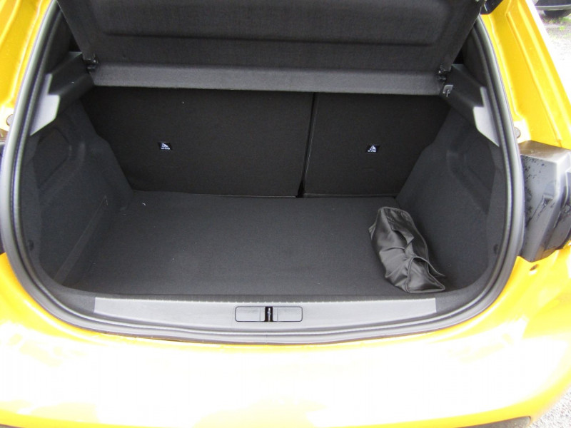 Photo 12 de l'offre de PEUGEOT 208 III 1L5 BLUEHDI 100 CV GT SPORT LUXE BICOLOR GPS CAMÉRA FULL LEDS CUIR JANTES 17 BV6 à 26500€ chez Bougel transactions
