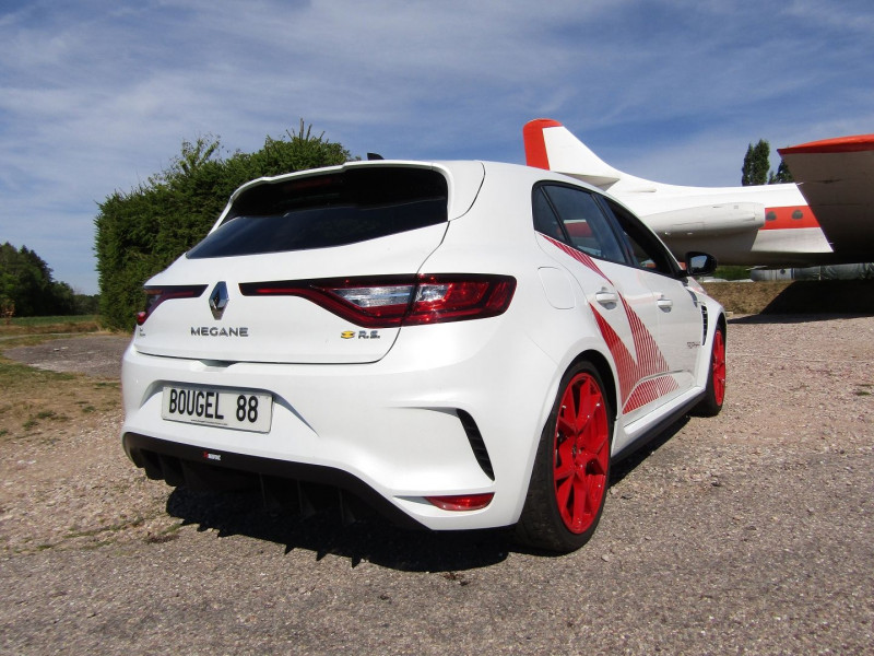 Photo 7 de l'offre de RENAULT MEGANE 4 RS TROPHY R 1L8 TURBO 300 CV BOITE 6 GPS SERIE NUMÉROTÉÉ 176/500 CAMÉRA RS DRIVE à 59800€ chez Bougel transactions