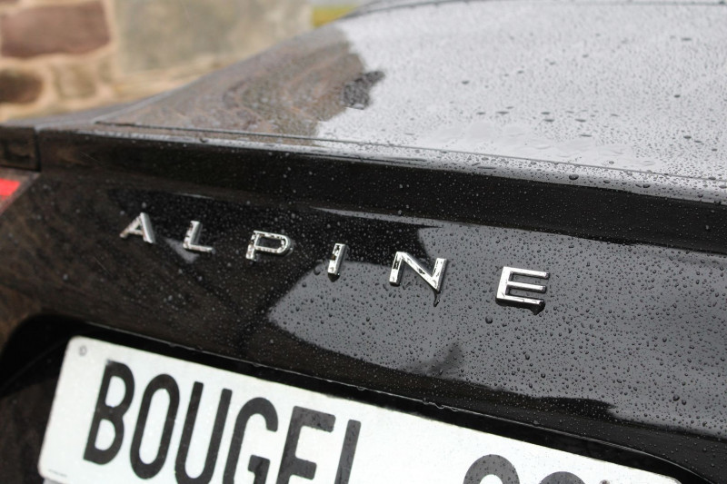 Photo 8 de l'offre de ALPINE A110 SPORT 1L8 TURBO 252CV BOITE AUTO + PALETTE GPS MI CUIR FULL LEDS JA 18    2X USB à 63900€ chez Bougel transactions