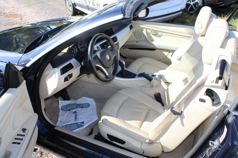 Photo 6 de l'offre de BMW SERIE 3 CABRIOLET 320D 163 BOITE AUTO 6V PACK LUXE CUIR XÉNON RÉGULATEUR JANTES 17 LEDS à 15900€ chez Bougel transactions