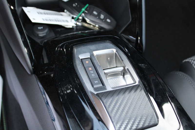 Photo 11 de l'offre de PEUGEOT 208 III GT PACK ESSENCE EAT8 BOITE AUTO PALETTE CAMÉRA FULL LEDS GPS USB BICOLOR LUXE à 25900€ chez Bougel transactions