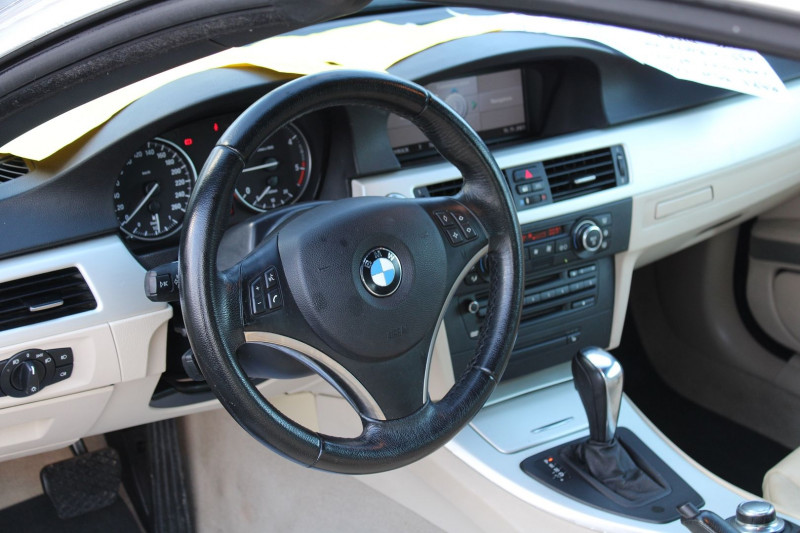Photo 8 de l'offre de BMW SERIE 3 CABRIOLET 320D 163 BOITE AUTO LUXE CUIR ABS RÉGULATEUR BLUETOOTH CLIM XÉNON LEDS à 14990€ chez Bougel transactions
