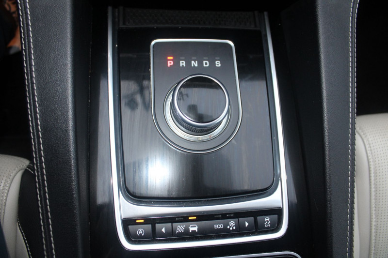 Photo 14 Jaguar F-PACE 2.0D 180CH R-SPORT 4X4 CUIR CAMÃRA GPS BOITE AUTO  ATTELAGE Diesel NOIR DIAMAND en vente chez Bougel transactions Photo 14 de l'offre de JAGUAR F-PACE 2.0D 180CH R-SPORT 4X4 CUIR CAMÃRA GPS BOITE AUTO  ATTELAGE à 26900€ chez Bougel transactions