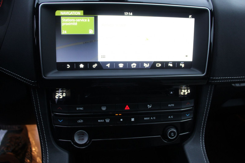 Photo 15 Jaguar F-PACE 2.0D 180CH R-SPORT 4X4 CUIR CAMÃRA GPS BOITE AUTO  ATTELAGE Diesel NOIR DIAMAND en vente chez Bougel transactions Photo 15 de l'offre de JAGUAR F-PACE 2.0D 180CH R-SPORT 4X4 CUIR CAMÃRA GPS BOITE AUTO  ATTELAGE à 26900€ chez Bougel transactions
