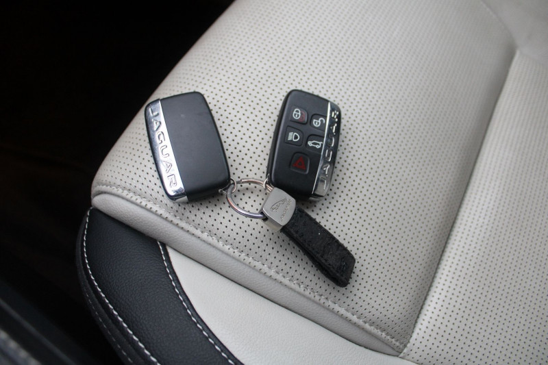 Photo 16 Jaguar F-PACE 2.0D 180CH R-SPORT 4X4 CUIR CAMÃRA GPS BOITE AUTO  ATTELAGE Diesel NOIR DIAMAND en vente chez Bougel transactions Photo 16 de l'offre de JAGUAR F-PACE 2.0D 180CH R-SPORT 4X4 CUIR CAMÃRA GPS BOITE AUTO  ATTELAGE à 26900€ chez Bougel transactions