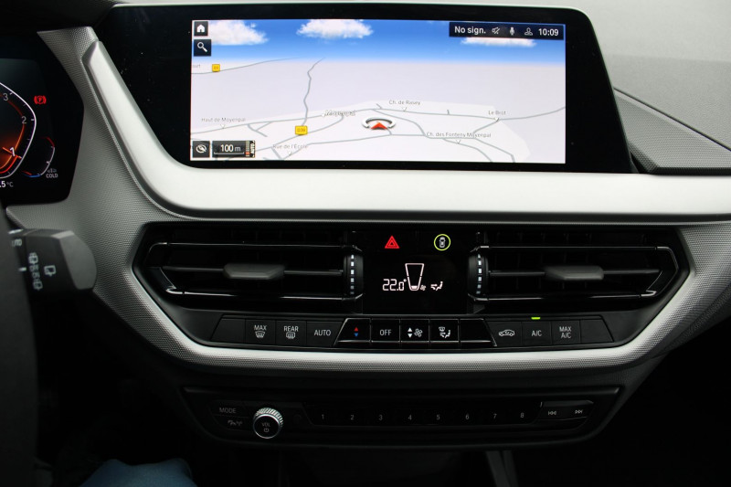 Photo 16 de l'offre de BMW SERIE 1 BUSINESS DESIGN 116D BOITE 6V CAMÉRA GRAND GPS 3D USB ABS   FULL LEDS à 26500€ chez Bougel transactions
