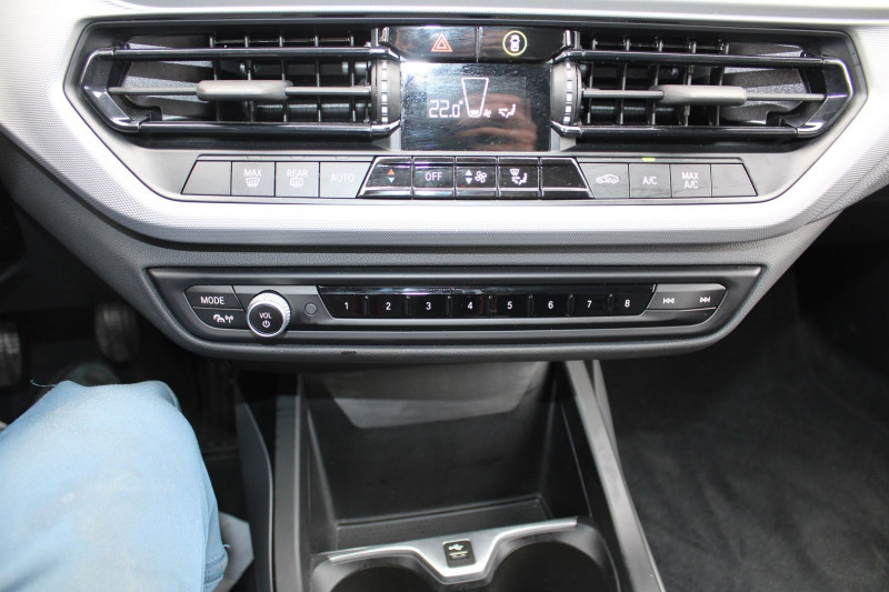 Photo 15 de l'offre de BMW SERIE 1 BUSINESS DESIGN 116D BOITE 6V CAMÉRA GRAND GPS 3D USB ABS   FULL LEDS à 26500€ chez Bougel transactions