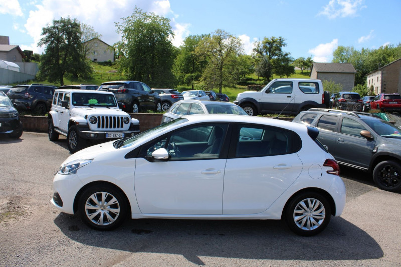 Photo 5 de l'offre de PEUGEOT 208 II 1L6 BLUE HDI ACTIVE BUSINESS GPS 3D CLIM AUDIO USB RE RADAR BLUETOOTH RÉGULATEUR à 10500€ chez Bougel transactions