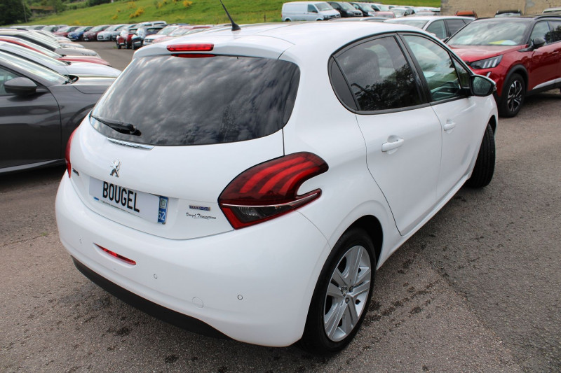 Photo 2 de l'offre de PEUGEOT 208 II 1L6 BLUE HDI 75 CV STYLE ÉCRAN TACTILE CLIM AUDIO USB RADAR BLUETOOTH RÉGULATEUR à 10500€ chez Bougel transactions