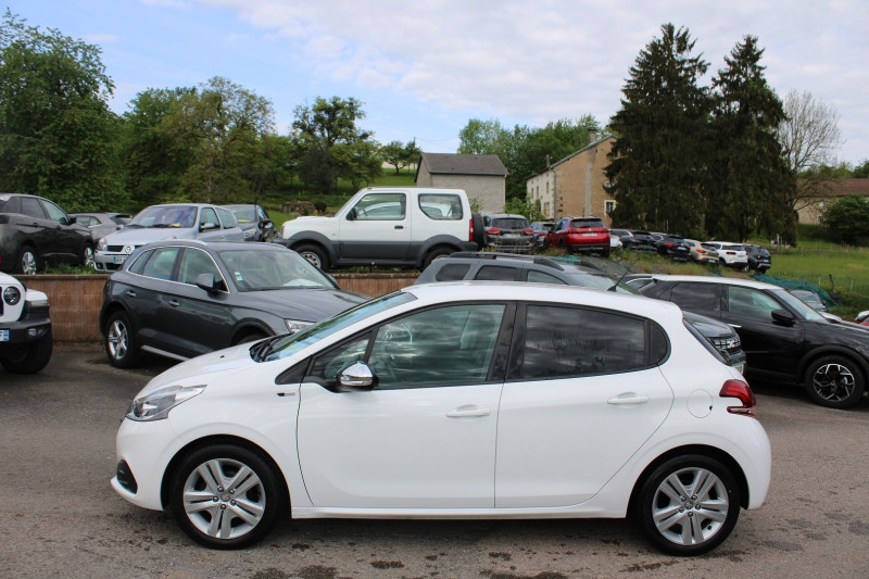 Photo 5 de l'offre de PEUGEOT 208 II 1L6 BLUE HDI 75 CV STYLE ÉCRAN TACTILE CLIM AUDIO USB RADAR BLUETOOTH RÉGULATEUR à 10500€ chez Bougel transactions