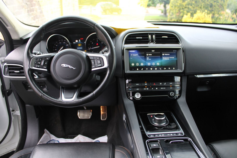 Photo 11 de l'offre de JAGUAR F-PACE 2LD180 PRESTIGE BOITE AUTO X8 CUIR GPS CAMÉRA RÉGULATEUR BLUETOOTH LEDS USB 4X4 à 29990€ chez Bougel transactions